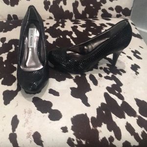 Steve Madden Black Snakeskin Pump